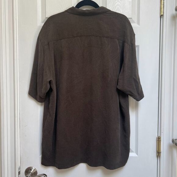 Tommy Bahama Short-sleeve Button-up Collared Shirt with Palm Tree Print. XL. - Picture 2 of 11